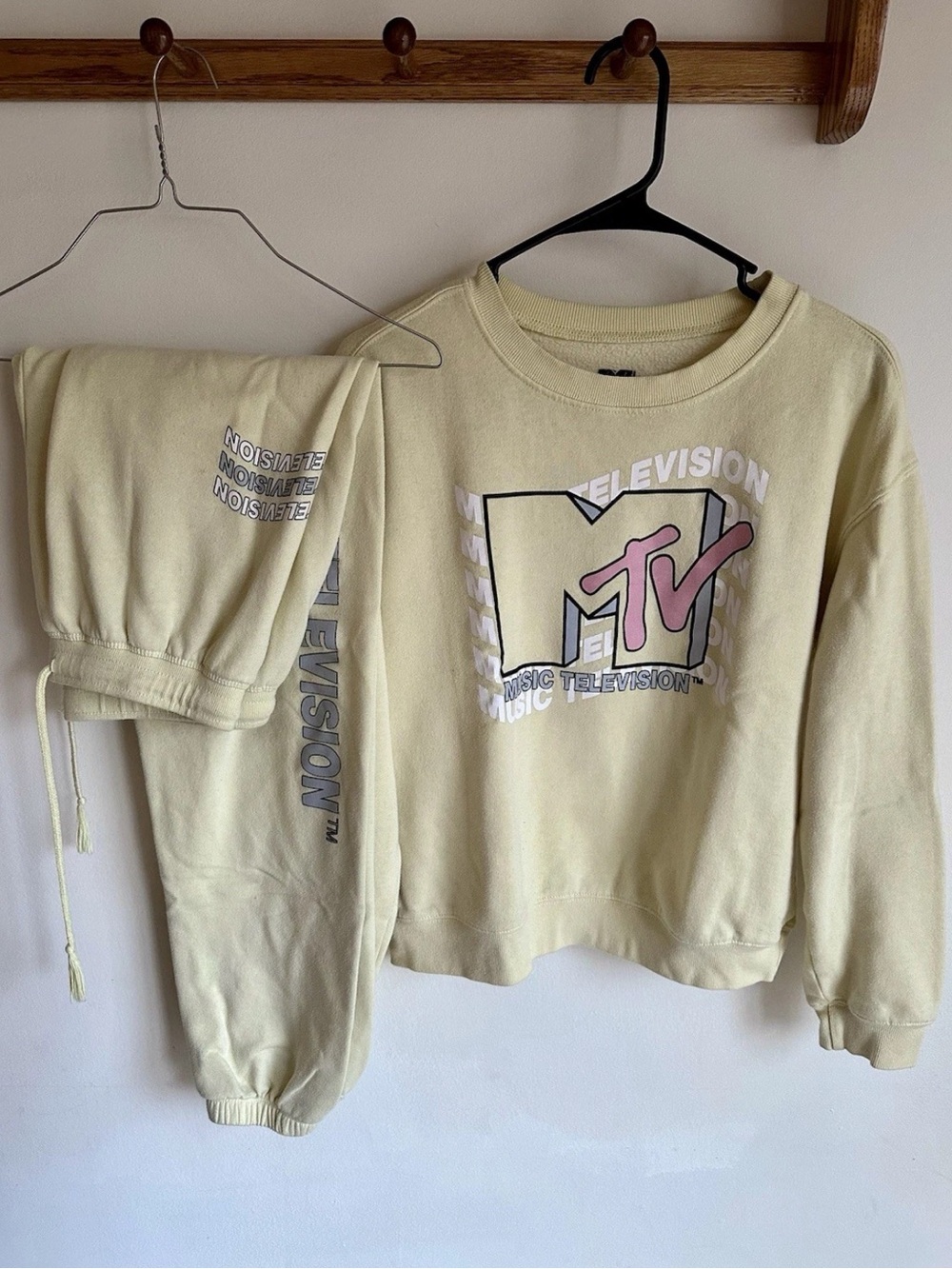 MTV Pale Yellow Logo Sweatshirt and Joggers Set Retro RN 117508 Women’s M
